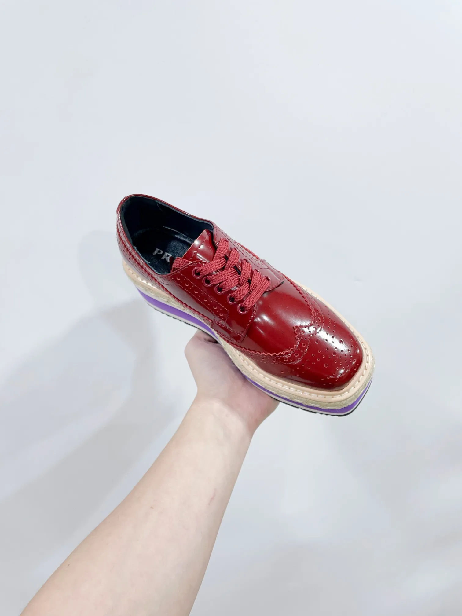 👟👟Ex-factory price 620👟👟 prada fw25 new arrival~ Prada 2025 spring and summer catwalk style｜New platform platform shoes Fashion is a reincarnation P platform shoes have become popular after many years! The classic ten thousand year model #laces, punching, carvings, full of retro British style 💯 The foam material platform thick bottom has a height-increasing effect, which is great news for petite girls! Fabric: Original custom-made imported open-edge beads, sheepskin lining. Sole: Original open-molded Tpu ultra-light foam outsole. Sole thickness: 6CM. The ultimate height increase~ 𝙎𝙞𝙯𝙚: 35-40 (customized for 40 women). Extremely cost-effective ex-factory price, no negotiation for bulk orders.
